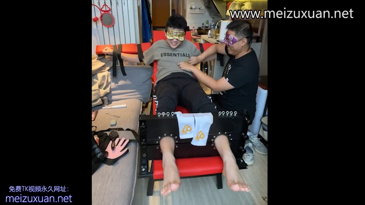 MZB1557-上身怕癢弟弟野豬的撓癢體驗