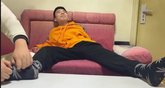 MZB1629-百子灣小弟深夜來被撓癢（黑襪）