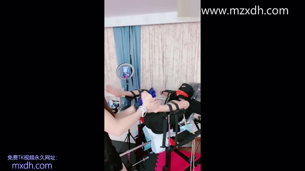 MZB1669-（17min女撓男）把狗仰面朝天固定在床上，各種撓癢癢