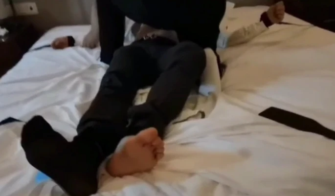 MZB1672-（19min）正裝絲襪直男人父被tk，怕癢尖叫～